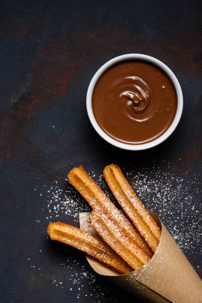 churros con azúcar en polvo - churro chocolate cup sweet food fotografías e imágenes de stock