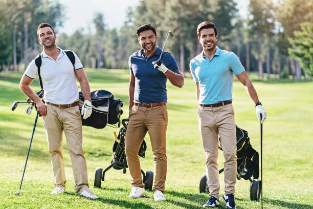 portrait de trois joueurs de golf souriants - golf hobbies happiness cheerful photos et images de collection