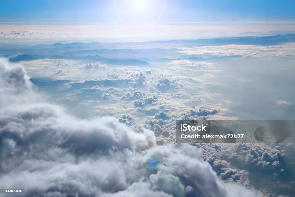 Phong Cảnh Thiên Đường Với Mặt Trời Chiếu Sáng Những Đám Mây Trắng Lớn Trên  Bầu Trời Xanh Hình ảnh Sẵn có - Tải xuống Hình ảnh Ngay bây giờ - iStock