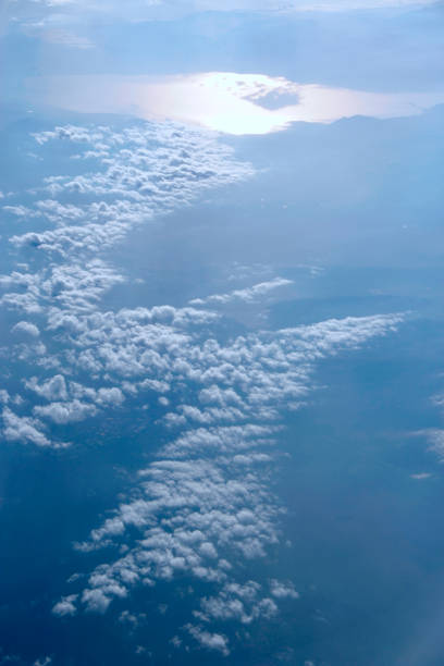 paesaggio celeste con sole splendente. nuvole bianche sul cielo blu - 11828 foto e immagini stock