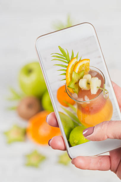 cóctel de verano con varias frutas tropicales alrededor. manzana, kiwi, mandarina, naranja, mango, carambola. - apple portion red freshness fotografías e imágenes de stock