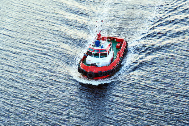 ein kleines pilotboot segelt auf dem meer. textur von blauem wasser im meer am sonnenuntergang - tugboat stock-fotos und bilder