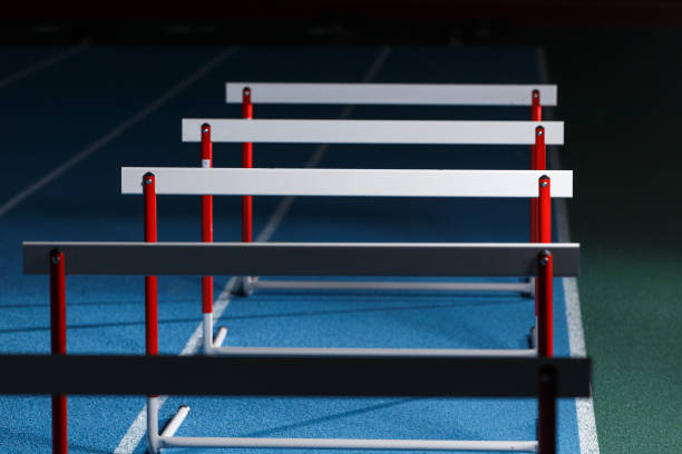 fila de cañizos para el entrenamiento del sprint en el carril - hurdling hurdle running track event fotografías e imágenes de stock