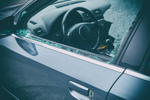 ein krimineller vorfall. hacken das auto. das linke seitenfenster eines autos ist gebrochen - smashed window stock-fotos und bilder