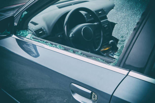 un incidente criminal. hackeando el auto. ventana rota del lado izquierdo de un coche - ladrón de casas fotografías e imágenes de stock