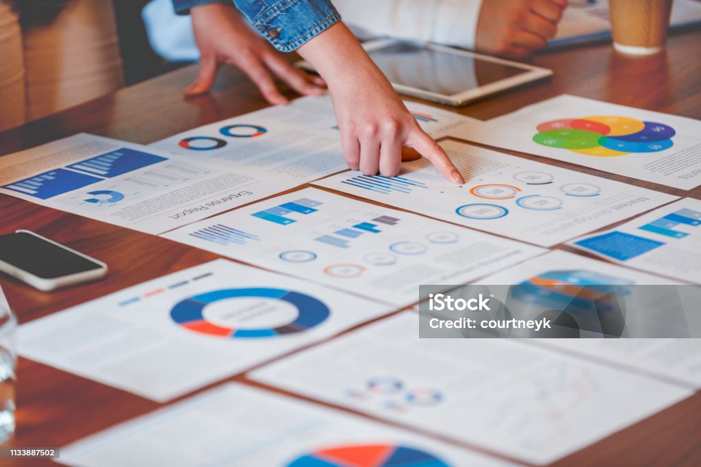 Papierkrams und Hände auf einem Vorstandsetafel bei einer Geschäftspräsentation oder einem Seminar. - Lizenzfrei Marketing Stock-Foto