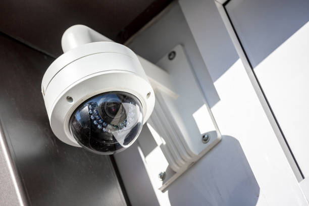 segurança, câmera do cctv no prédio de escritórios - building exterior audio - fotografias e filmes do acervo