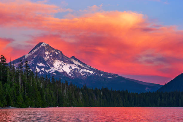 mt. hood bei sonnenuntergang von lost lake, oregon. - mt hood national park stock-fotos und bilder