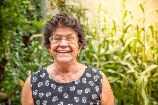 老後幸せで微笑む幸せな老婦人 - ブラジル人 写真 ストックフォトと画像