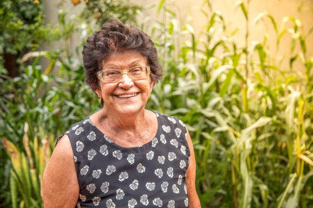 mulher idosa feliz que sorri feliz na idade adulta - brazilian people - fotografias e filmes do acervo