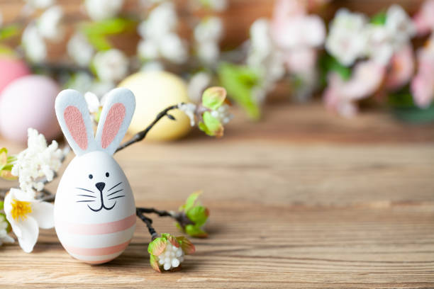 buon sfondo pasquale con coniglietto pasquale, uova di pasqua e fiori - wood eggs easter easter egg foto e immagini stock
