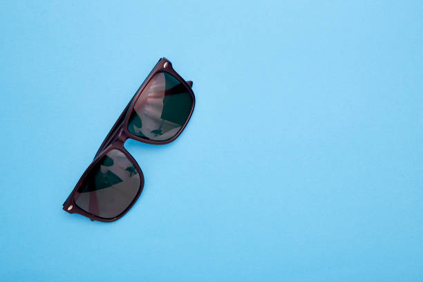 black sunglasses on a blue background, - 3666 imagens e fotografias de stock