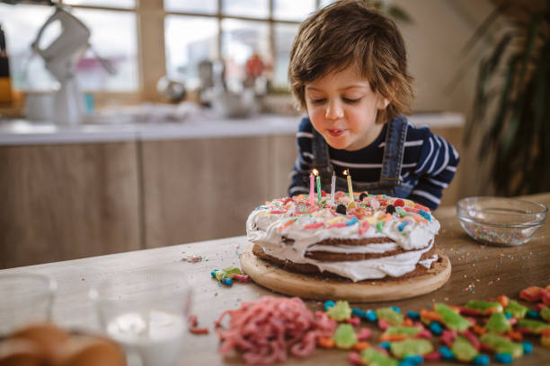 hacer un deseo en su cumpleaños - cake birthday domestic kitchen child fotografías e imágenes de stock