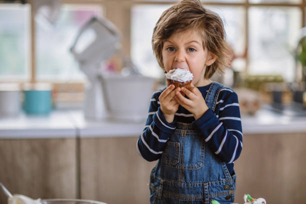 magdalenas de cumpleaños de degustación de niños - cake birthday domestic kitchen child fotografías e imágenes de stock