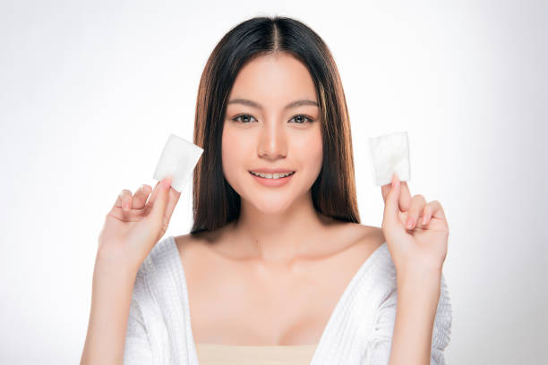 beautiful young woman with clean fresh skin - making human hair human face cosmetics imagens e fotografias de stock