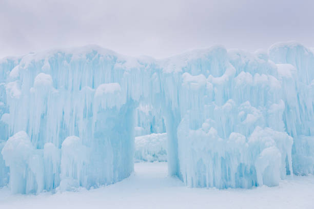 아치 입구 방법으로 아름 다운 낭만적 인 얼음 성. - ice sculpture built structure snow ice 뉴스 사진 이미지