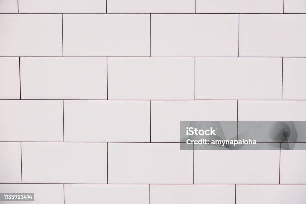 Close Up White Vintage Ceramic Brick Tile Wall - Fotografias de stock e mais imagens de Azulejo - Azulejo, Chão de Azulejo, Retângulo