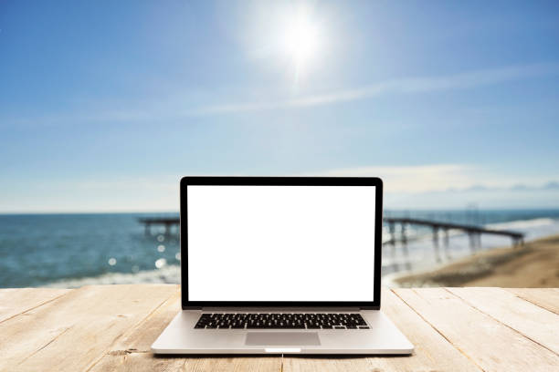 パソコン デスク ビーチの背景に - on beach laptop working ストックフォトと画像