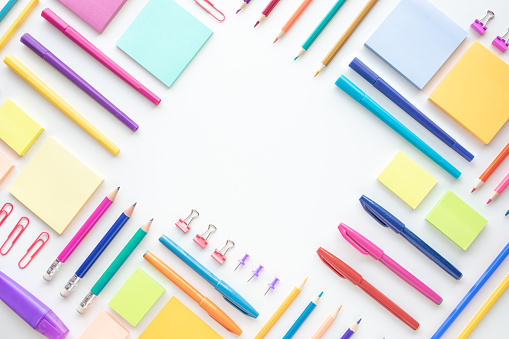 Ideas conceptos de creatividad con Lay plana de papelería colorida sobre fondo wite espacio. volver a la maqueta de School. Modern de negocios photo