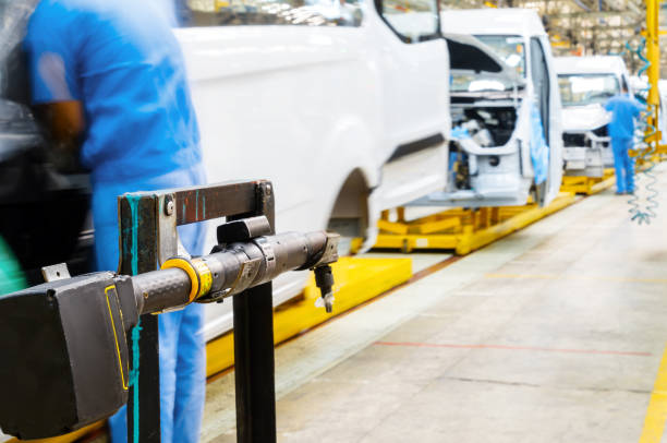 la línea de producción automotriz - fábrica de coches fotografías e imágenes de stock