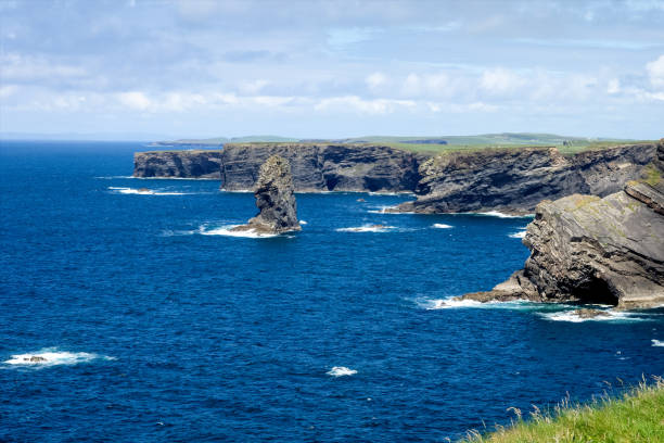 cliffs of kilkee in co. clare, ireland. peninsula in west clare, ireland. - kilkee imagens e fotografias de stock