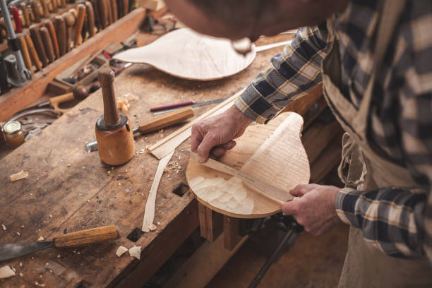 vista superior de un banco de trabajo con un artesano - fabricante de instrumentos fotografías e imágenes de stock