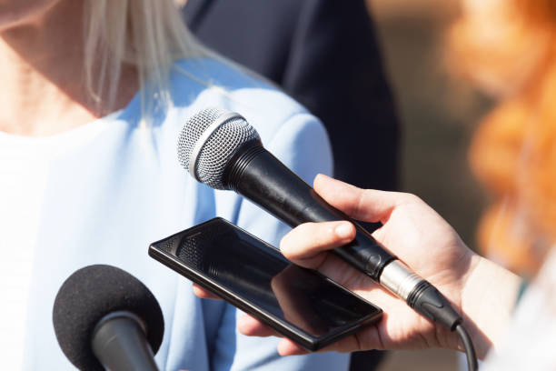 reporteros haciendo entrevista a los medios con mujer de negocios o político femenino - interview the media marketing adult fotografías e imágenes de stock