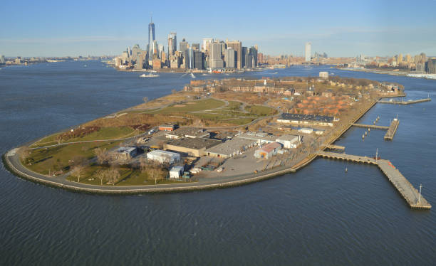 widok z lotu ptaka na wyspę gubernatorów i manhattan. - new york city new york state brooklyn clear sky zdjęcia i obrazy z banku zdjęć