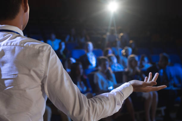 homme d'affaires donnant la présentation devant l'auditoire dans l'auditorium - stage theater photos et images de collection