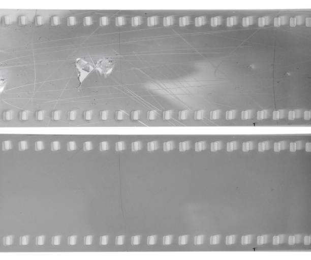 tiro superior macro real da tira da película de 35mm com sinais do uso e dos riscos - macro film material rough macro - fotografias e filmes do acervo