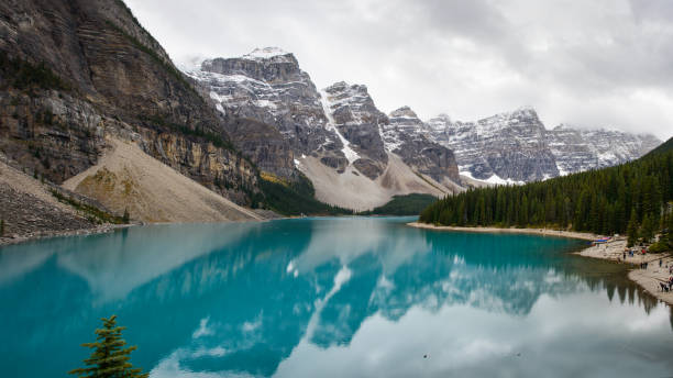 vue panoramique sur le lac moraine dans le parc national banff, alberta canada - landscape national park lake louise moraine lake photos et images de collection