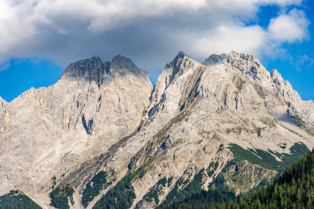 cordillera mieming o montañas mieminger-alpes tirol austria - austria mountain panoramic ehrwald fotografías e imágenes de stock