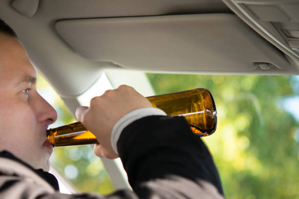 クローズアップ, 男は、アルコール飲料を使用しています, ビール, 車の車輪の後ろに座って - eastern european caucasian one person alcoholism ストックフォトと画像