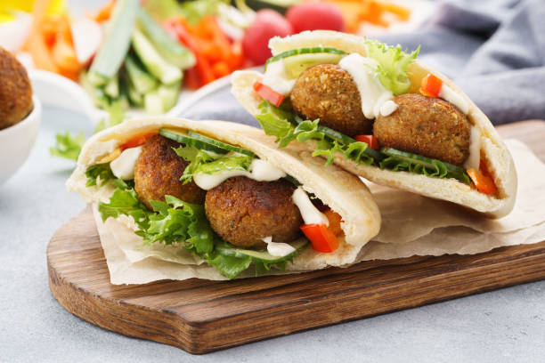 pita saludable de falafel vegetariano con verduras frescas y salsa - cashrut fotos fotografías e imágenes de stock