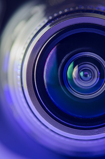 La lente de la cámara y azul claro. Foto vertical photo