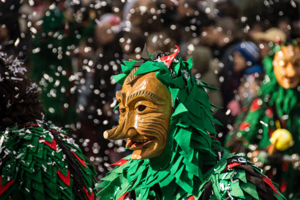 participant de rosenmontag (shrove monday) parade à fribourg im breisgau dans front od confetti - fasching photos et images de collection