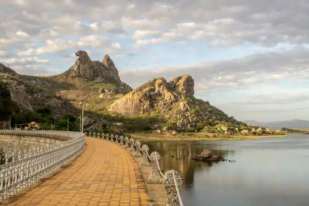 Photo of Galinha Choca stone, dam and reservoir of Cedro weir, Quixadá city