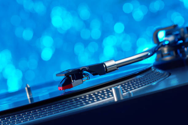 Turntable vinyl record player. Sound technology for DJ to mix & play music. Vintage vinyl record player on a background decorations for a party, bright disco lights. Needle on a vinyl record tocadiscos reproductor de discos. tecnología de sonido para dj para mezclar y reproducir música. reproductor de discos de vinilo vintage en una decoración de fondo para una fiesta, luces de discoteca brillantes. aguja en un disco de vinilo