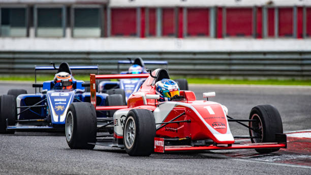 männer fahren formel rennwagen - grand prix rennen stock-fotos und bilder