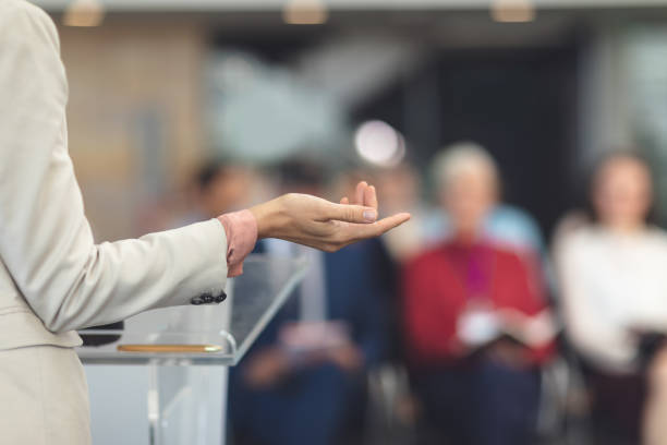 o altofalante fêmea fala em um seminário do negócio - podium lectern microphone white - fotografias e filmes do acervo