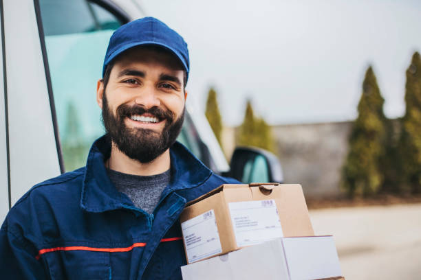 ritratto di un liberatore sorridente - postal worker delivering mail post office foto e immagini stock