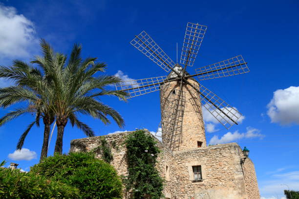 alte windmühle in sineu, mallorca, spanien - sailcloth stock-fotos und bilder