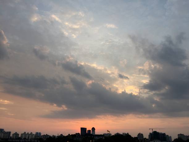 sonnenuntergang über dramatisch wolken - sky dramatic sky cloudscape passion stock-fotos und bilder