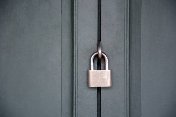 vieille porte de maison la rouille est verrouillée avec une clef rouillée. - keyhole lock door antique photos et images de collection