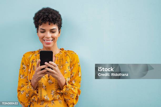 Mujer Con Estilo Africano Usando Teléfono Inteligente Foto de stock y más banco de imágenes de Personas
