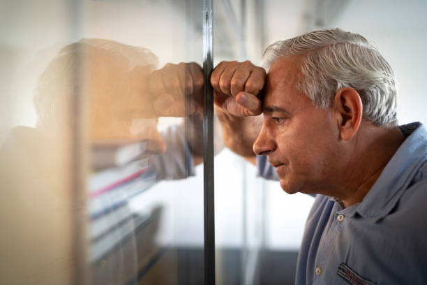 uomo d'affari senior preoccupato che si sente stressato sul lavoro - professional occupation firing people adversity foto e immagini stock