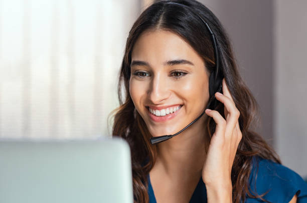 call-center-betreiber mit kopfhörern - dienstleistung fotos stock-fotos und bilder