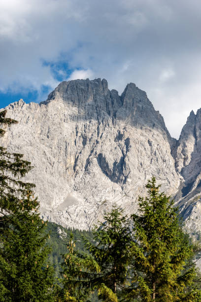 cordillera mieming o montañas mieminger-alpes tirol austria - austria mountain panoramic ehrwald fotografías e imágenes de stock