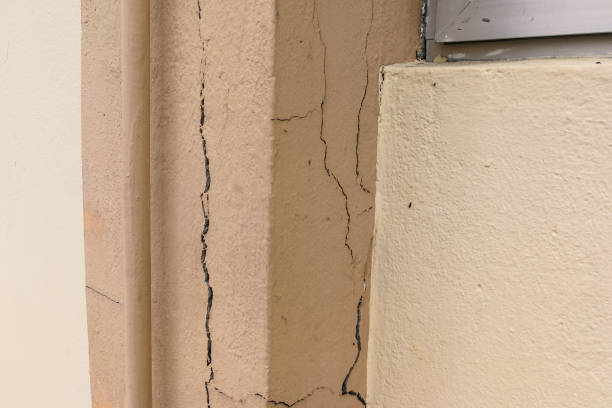 istock Defective cracked pillar of building may pose safety threat 1134003504