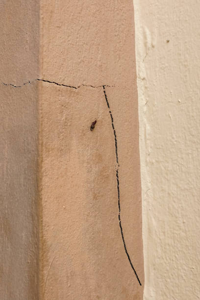 istock Defective cracked pillar of building may pose safety threat 1134003512